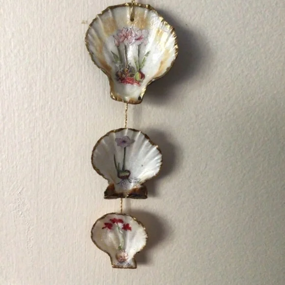 Handpainted shell wall hanging - Picture 7 of 8
